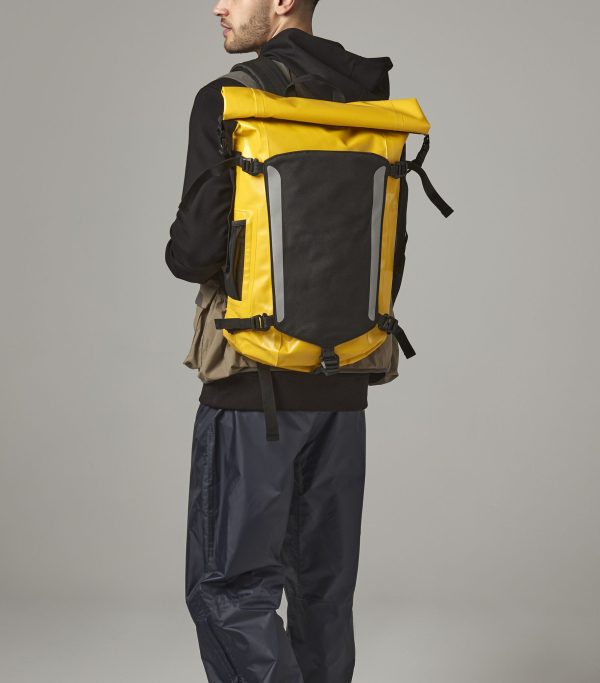 Quadra_qx625_slx 25 Litre Watreproof Backpack Black_yellow_lifestyle_4259_cropped Lifestyle Large