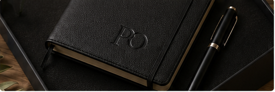 Detaljbild av läderanteckningsbok och penna i executive kit